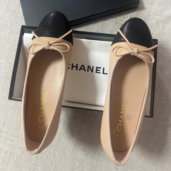 CHANEL Two-Tone Beige and Black Loafers - Picture 4 of 5